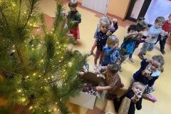 Smerfy i „choinka od leśnika”.  W imieniu wszystkich dzieci oraz personelu przedszkola bardzo dziękujemy Lasom Państwowym za nieodpłatne przekazanie nam świątecznego drzewka:) 