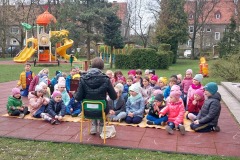 Wiosenne spotkanie czytelnicze w przedszkolnym ogrodzie