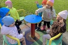 Zabawy Smerfów w ogrodzie przedszkolnym.