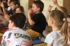 Muminki z zainteresowaniem  śledziły „Muzyczne wędrówki profesorów Wiolina i Basa”