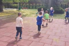 Podczas Miesiąca Świadomości Autyzmu wnaszym przedszkolu odbyły się Niebieskie Igrzyska. Przedszkolaki brały udział w przeróżnych zabawach i zmaganiach sportowych, a także zajadały się niebieską galaretką.