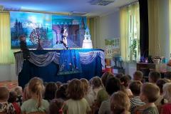 Przedszkolaki podczas spektaklu "Szewczyk dratewka"