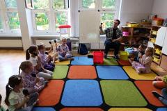 Skrzaty podczas muzycznych warsztatów  „Muzyczne wędrówki profesorów Wiolina i Basa”