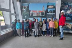 Wycieczka Mumnków i Skrzatów do Kopalni Srebra w Tarnowskich Górach wpisanej na Listę Światowego Dziedzictwa UNESCO pozwoliła dzieciom na odkrycie tajemnic skrywanych głęboko pod ziemią. Po zwiedzaniu dzieci spędziły czas na zabawie na  Kopcu Wyzwolenia w Piekarach Śląskich